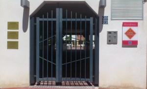 Entrée de la résidence, le Cabinet se trouvant au rez de chaussée de celle-ci.