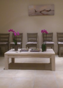 La salle d'attente met aussi à disposition un coin "enfants" ainsi que des toilettes.